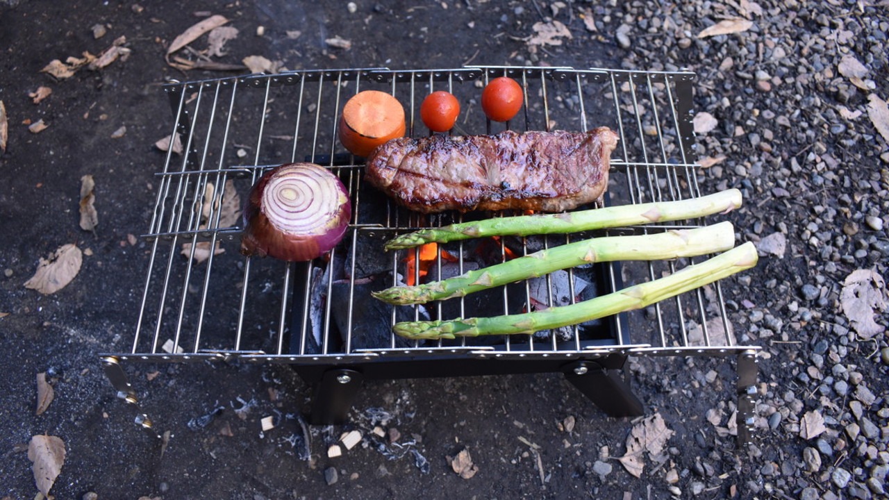 ソロキャンプでもbbqが出来るポータブルグリルを使ってみた ライフハッカー 日本版