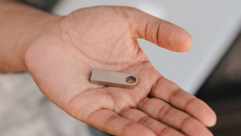 usb-drive-in-hand