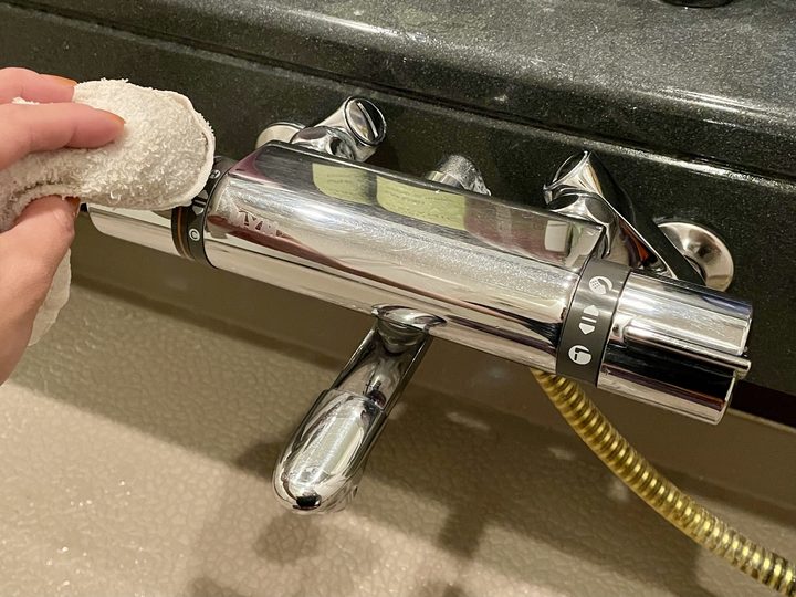 蛇口周りを掃除する様子