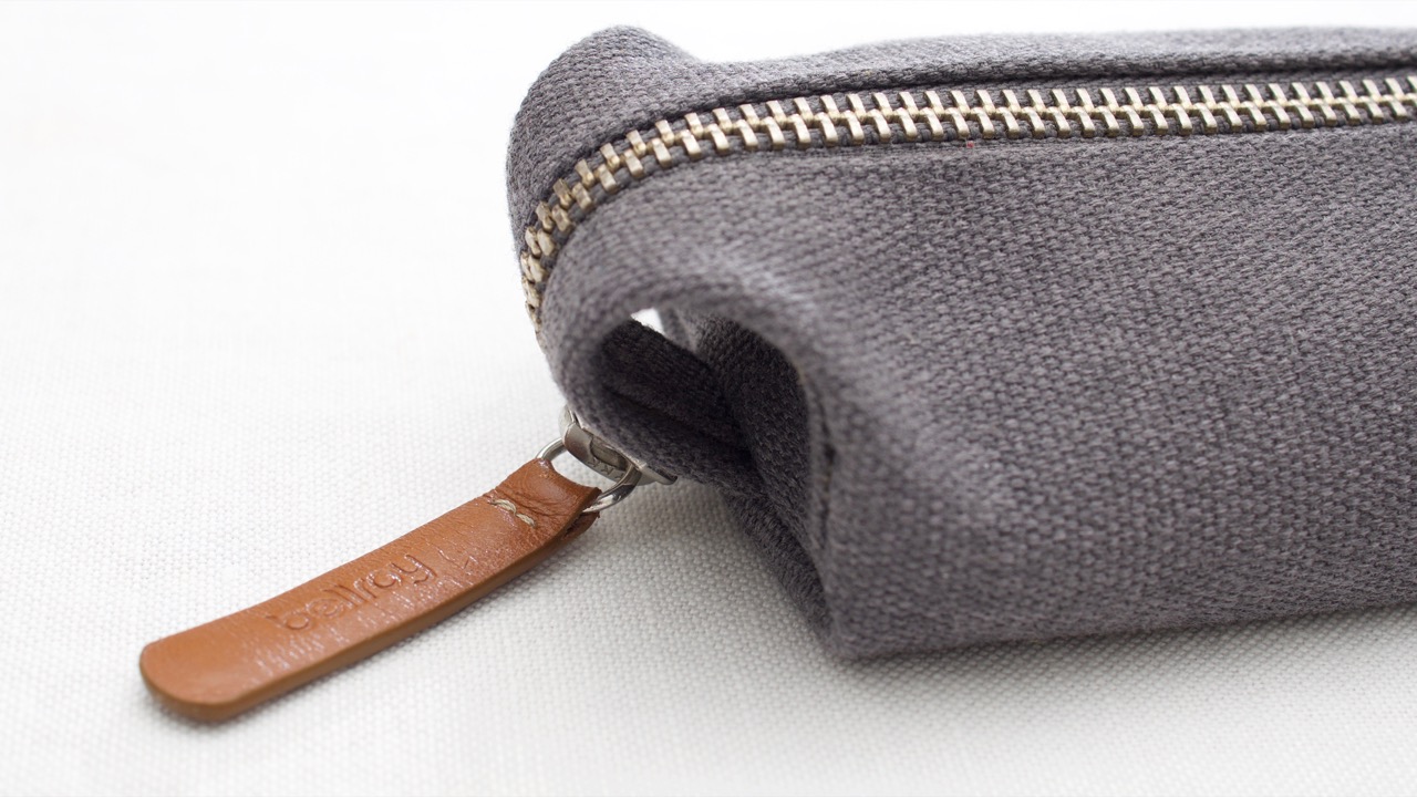 広げてトレーになるペンケースをバッグインバッグ的に使うと仕事が