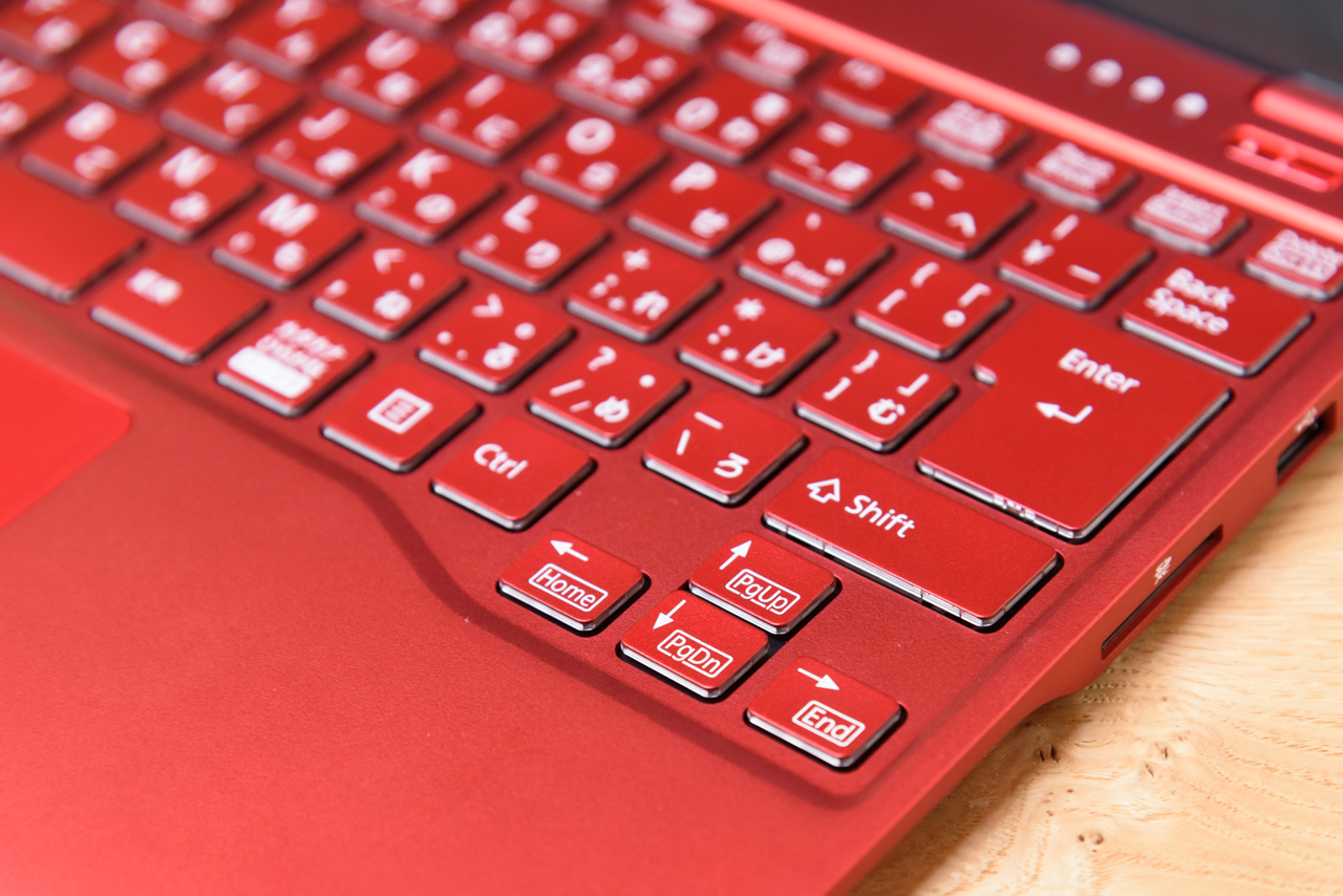 モックかよ！」と驚く超軽量ノートPCがオンとオフで使える理由とは