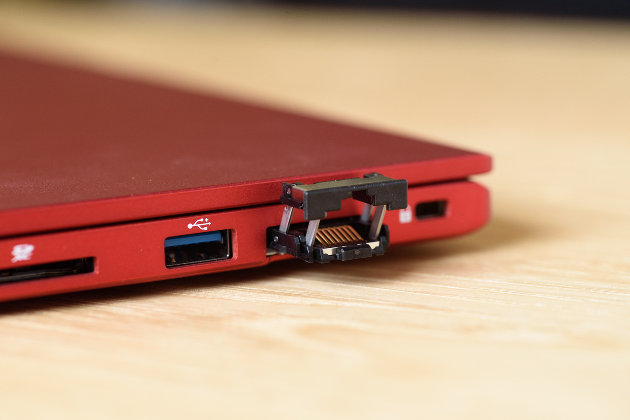 モックかよ！」と驚く超軽量ノートPCがオンとオフで使える理由とは