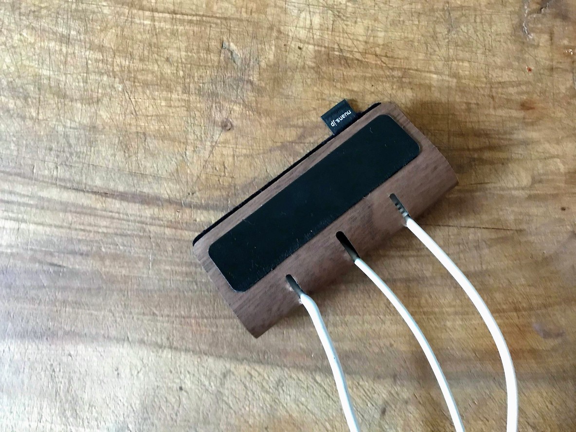 スマホやPCの充電器のごちゃつきと、ストレスを減らすケーブルホルダー