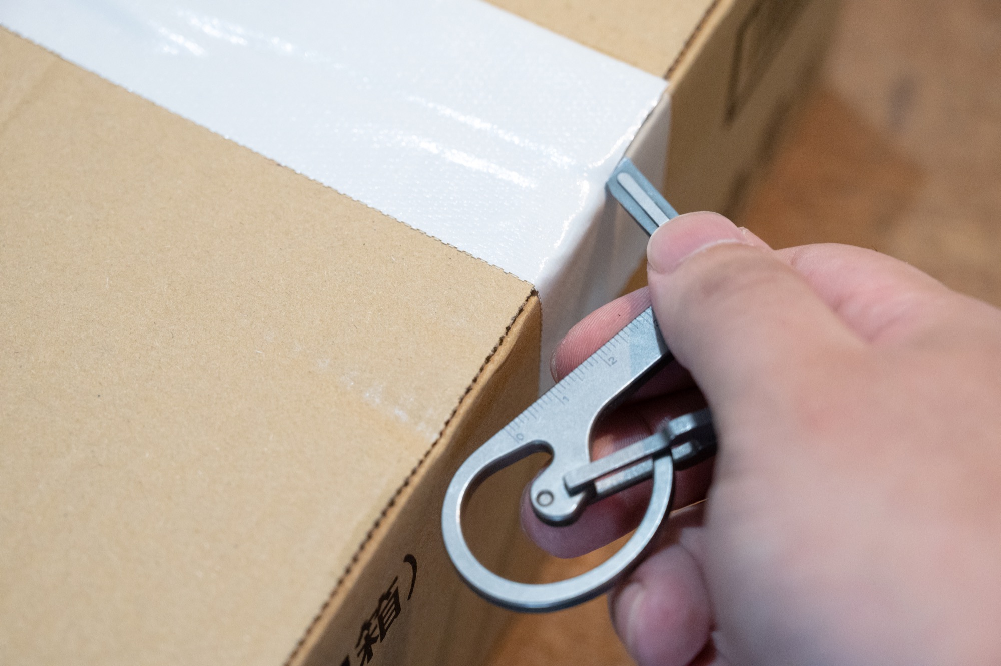 玄関での梱包カットに便利なカラビナ。医療用の刃が切れ味抜群！【今日