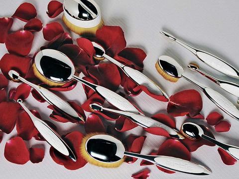 使いやすくて肌にも優しい。歯ブラシ型メイクアップブラシ