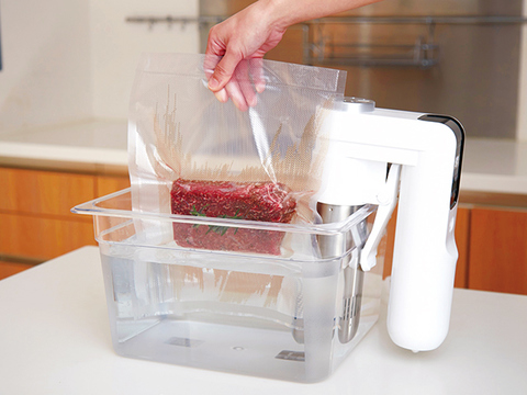 プロの味を再現できる低温調理器が新登場 真空パックもボタン1つで Mylohas