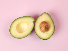 アボカドを一晩で完熟に! キッチンにあるもので簡単にできる裏技