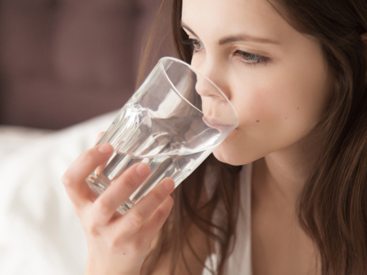水を飲む女性