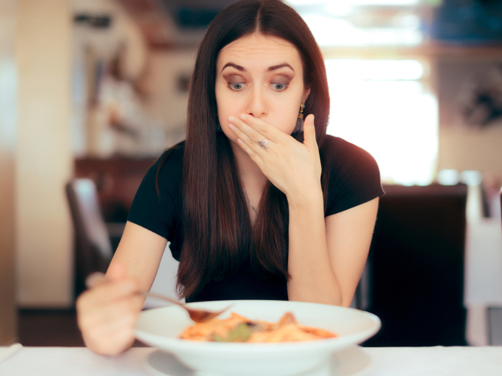 食事をとる女性