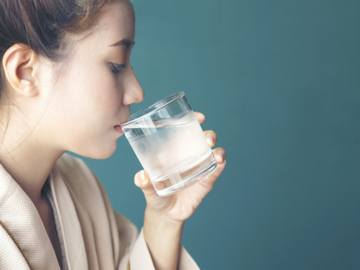 水を飲む女性