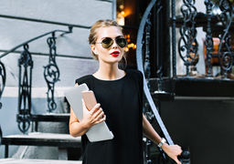 マウンティングや他人の評価に振り回されずに、自分らしく生きる方法