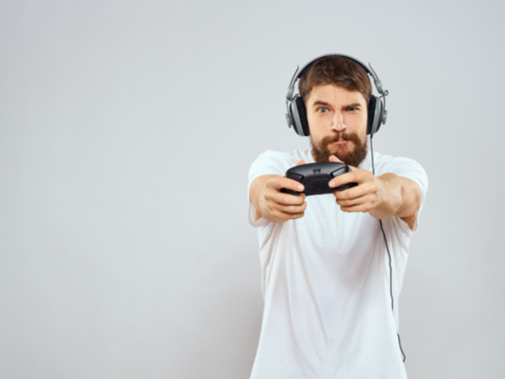 ゲームする男性