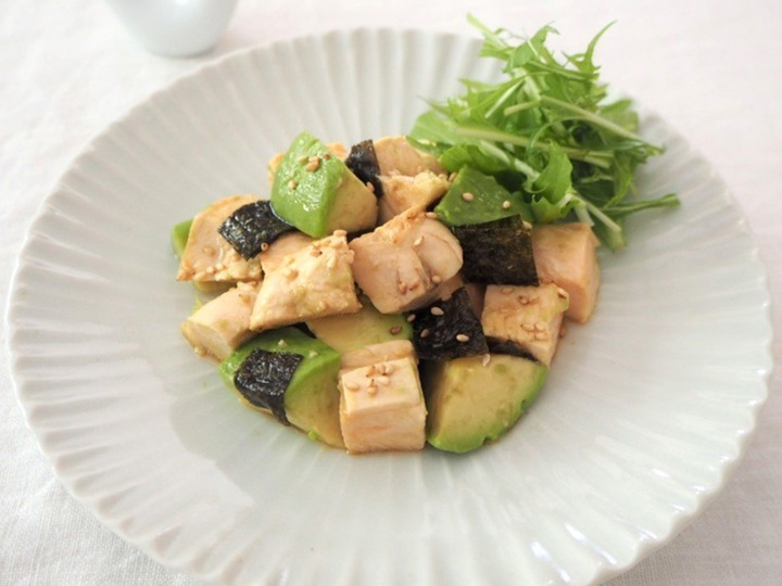 主食・副菜をつけても500kcal以下。アボカドチキンのわさび海苔あえ