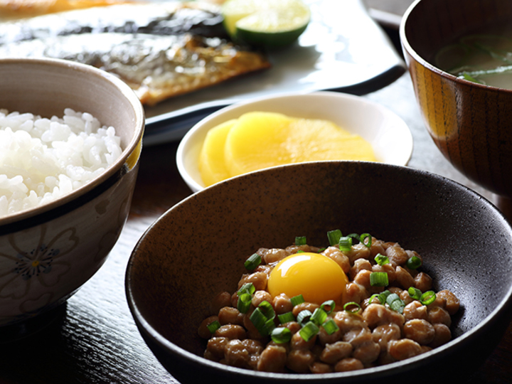 納豆とごはん、お味噌汁の定食