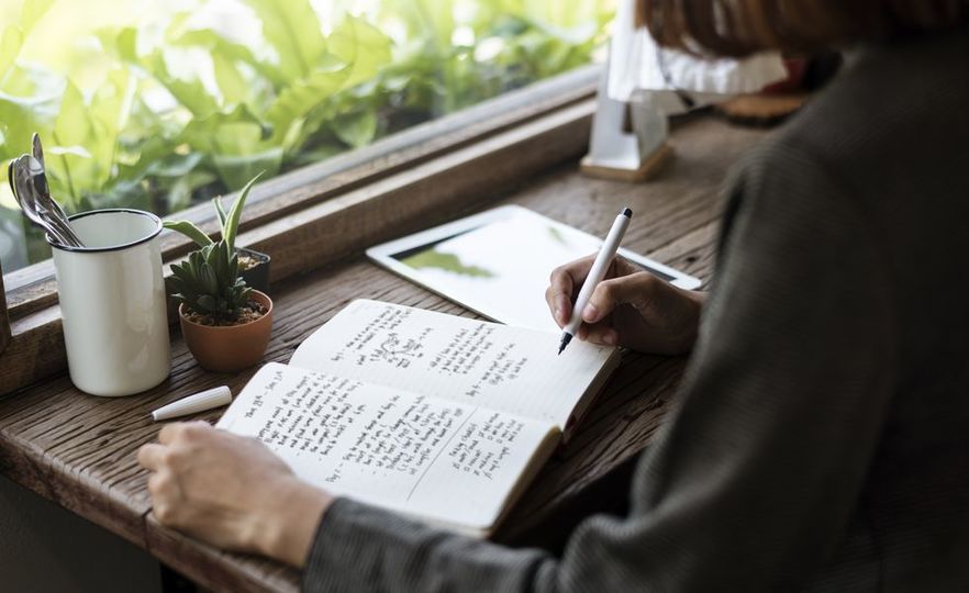 日記を書く女性