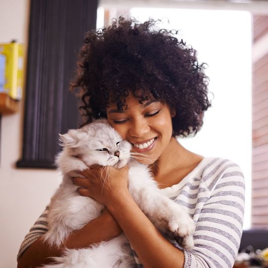 猫を抱く女性