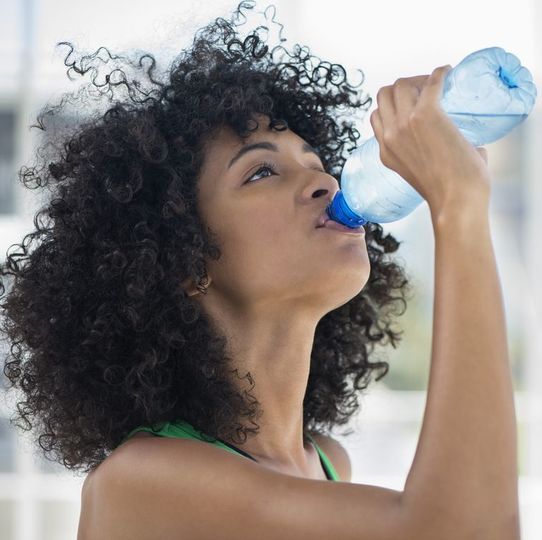 水を飲む女性