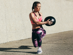 体幹をラクして鍛える、ボールを使った1分間エクササイズ