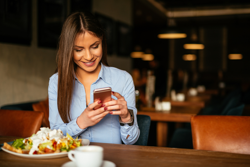 スマホを触る女性