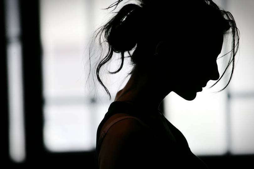 落ち込む女性のシルエット