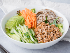 ちゅるんと食べられる、高タンパク質&食物繊維たっぷりの「そばサラダボウル」