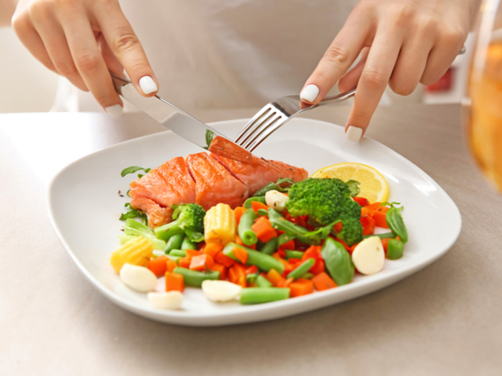 食事する女性