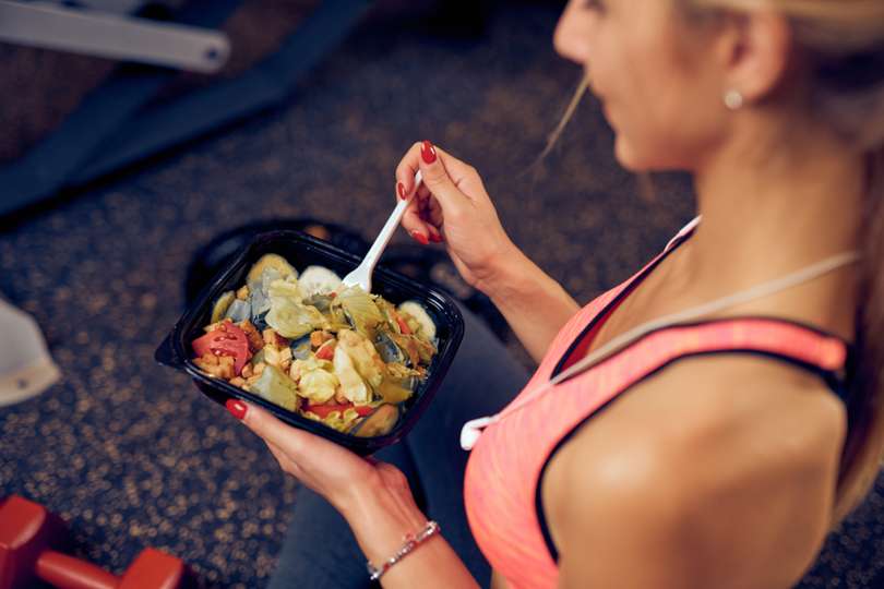ヘルシーな食事をする女性