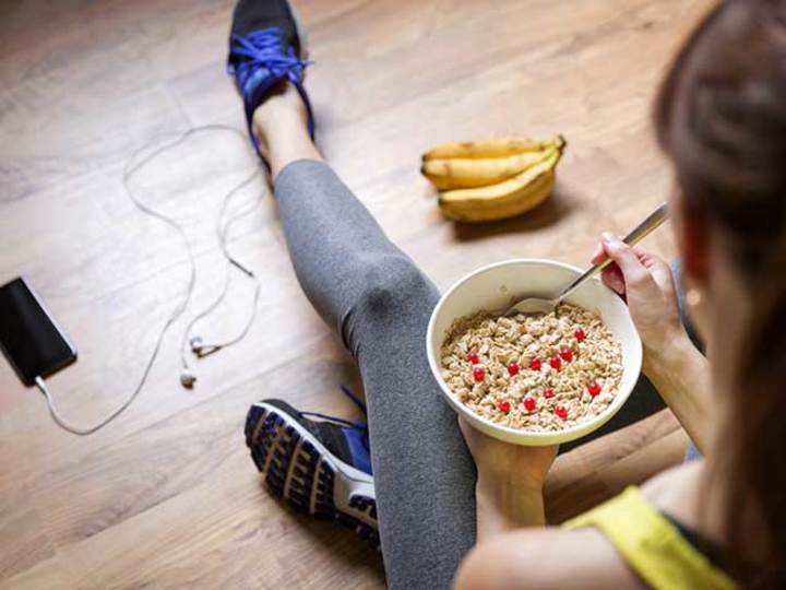 運動後食事をとる女性