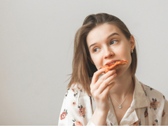 ピザの食べ過ぎで胸焼けが...実は、卵巣がんだった!