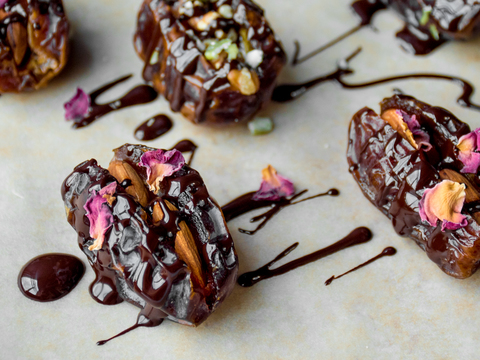 砂糖なしでも甘い 超簡単 ヘルシーな ナッツ入りチョコがけデーツ Mylohas