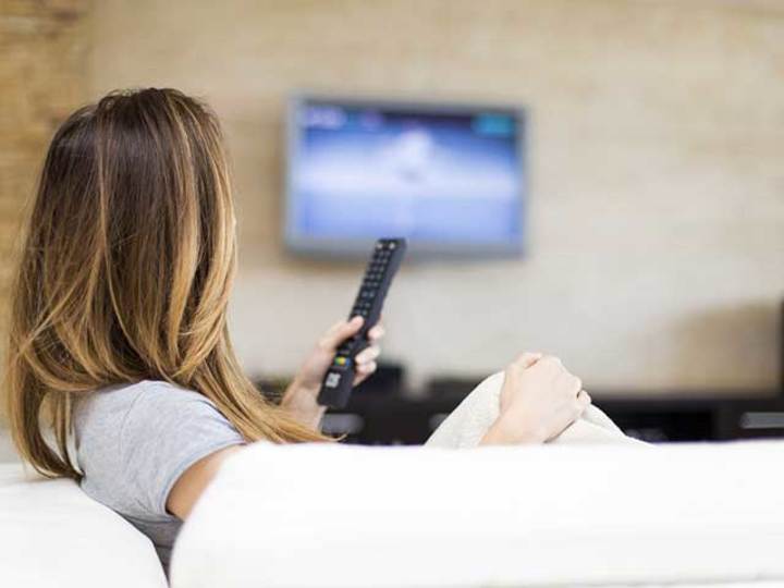 テレビをみる女性