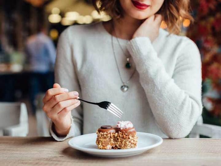 甘いものを食べる女性