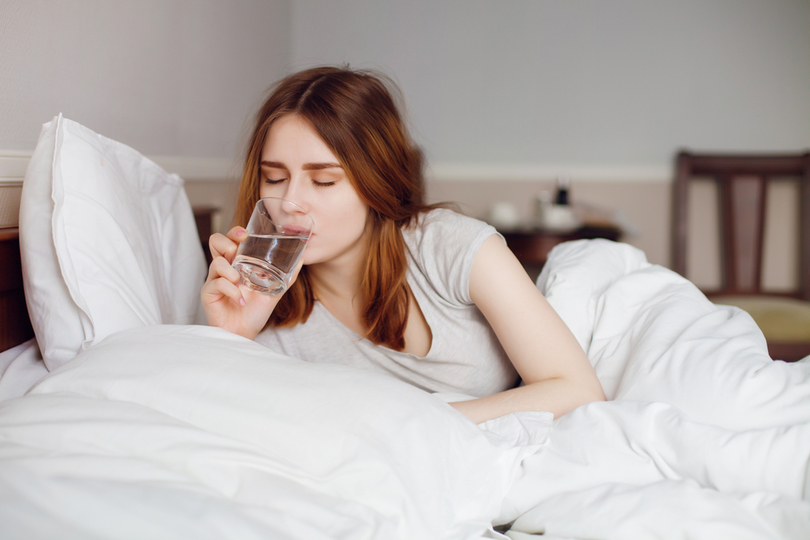 水を飲む女性
