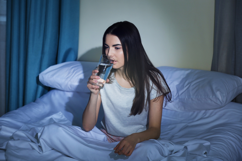 水を飲む女性