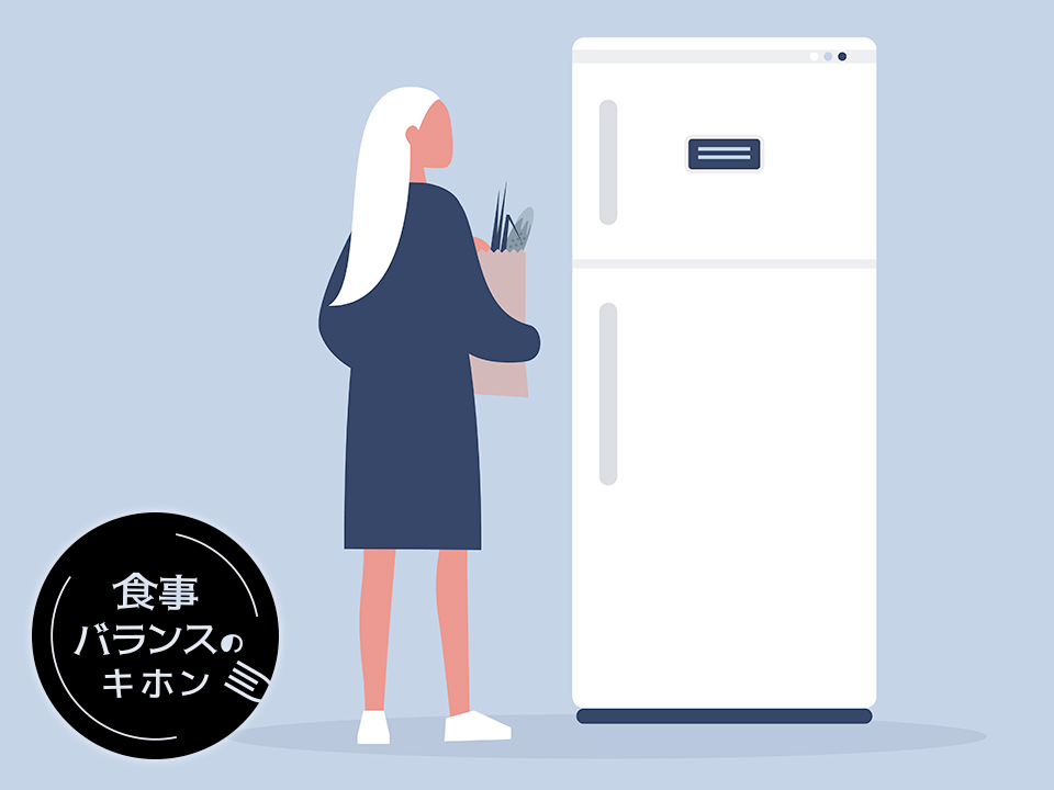 冷蔵庫に食材を入れようとする女性