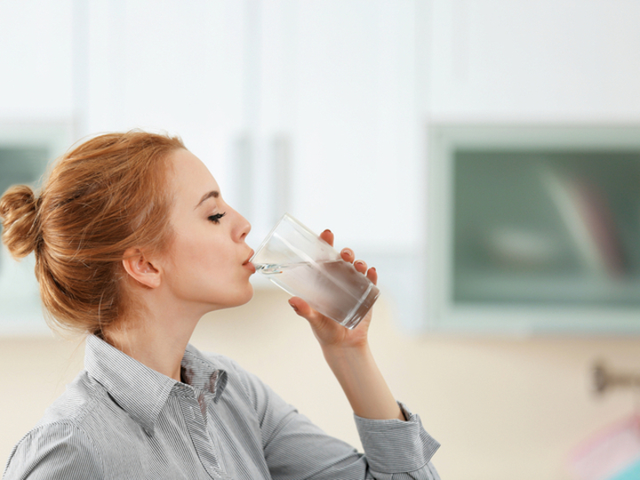 水を飲む女性