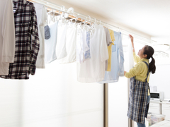 「外よりも、部屋干しの方が正解」と洗濯のプロ。臭わせないコツは?