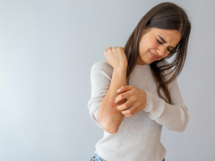 そのかゆみ、帯状疱疹やがんが潜む場合も。病院に行くタイミングは?