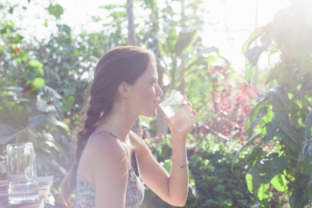 水を飲む女性