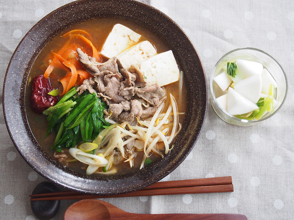 ラムとニラの火鍋風スープ、かぶのレンジピクルス