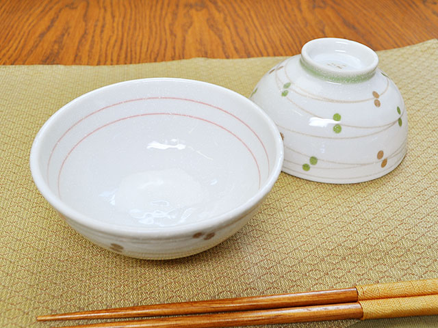 毎日同じ量のご飯を簡単によそうことができるお茶碗