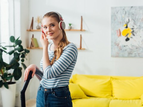 音楽を聴きながら掃除をする女性
