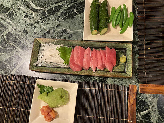 マグロの刺身、きゅうりのぬか漬け、スナップエンドウ、アボカドと明太子