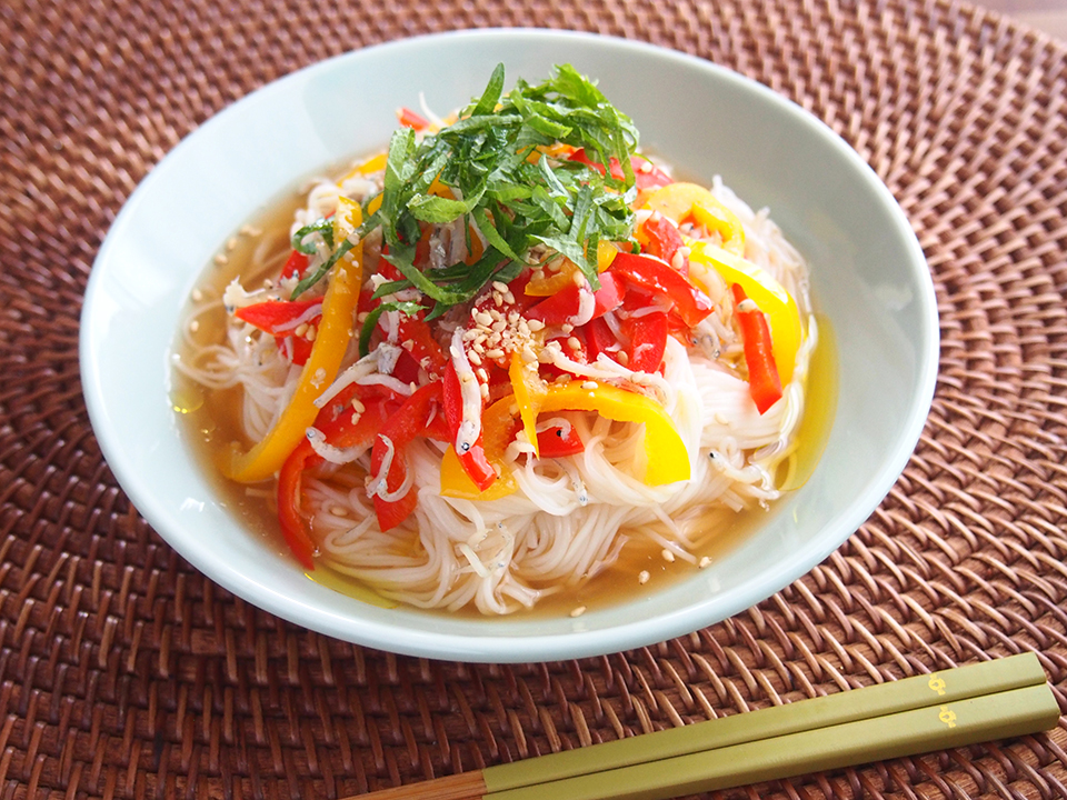 カラーピーマンとしらすのぶっかけそうめん