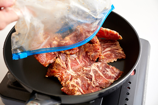 肉・魚の｢臭み｣が消えるとっておきの冷凍テク。解凍の手間なく調理も 