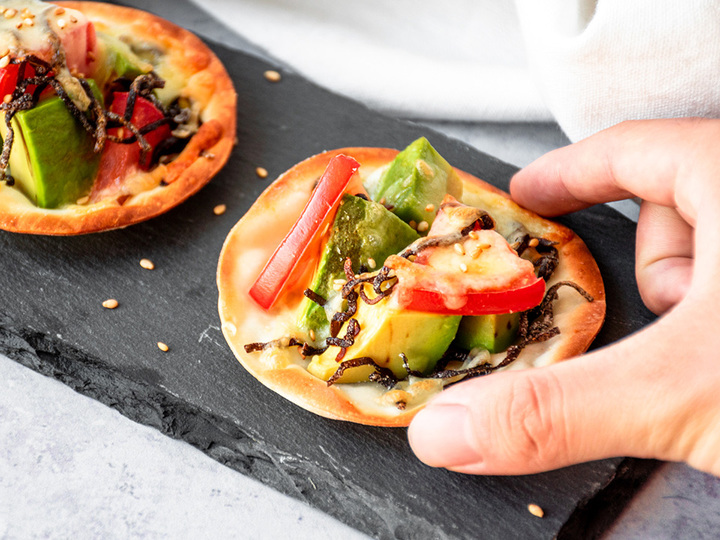 のせて焼くだけ! 簡単・時短な「塩昆布とアボカド」のミニピザ