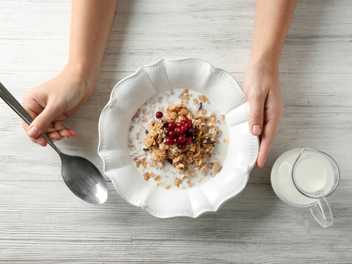 開いた毛穴もきゅっ!? 美肌につながるオートミールの食べ方を皮膚科医が伝授