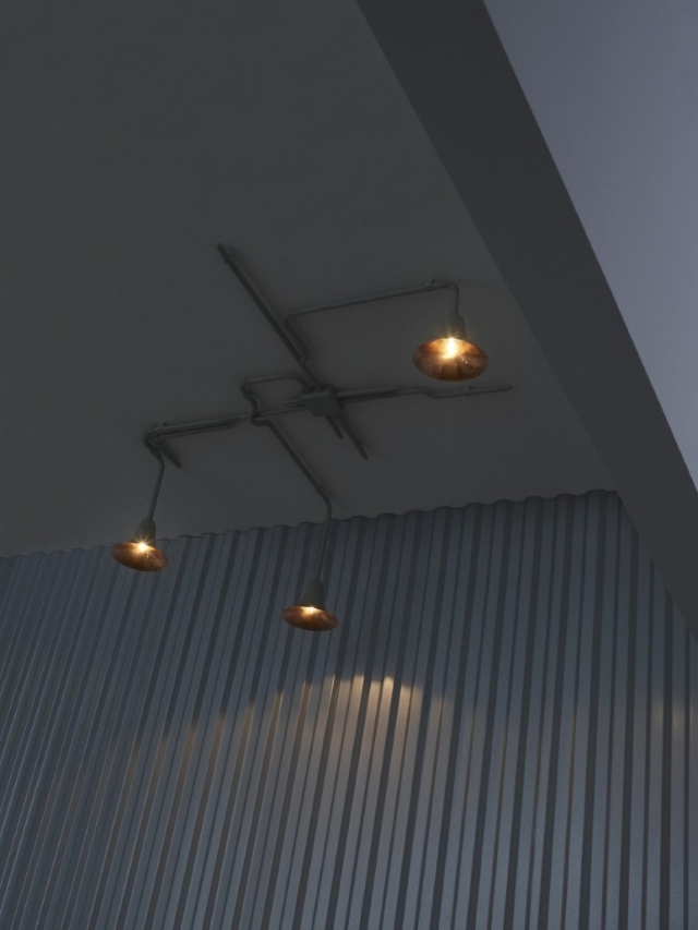 壁からニョキッと生えたみたいなライト Roomie ルーミー