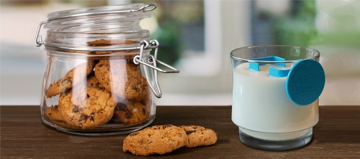手を汚さずにクッキーをミルクに浸す専用ツール Roomie ルーミー