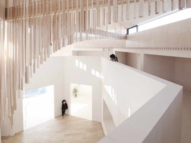 意外な大活躍 光も風も遮らず 空間を彩る部材って Roomie ルーミー